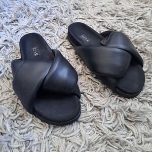 ROAM Black Criss-Cross Slides NWOT